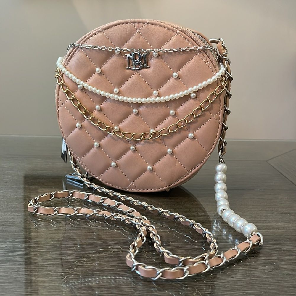 Badgley Mischka Women's Rounded Shoulder Handbag
Round Quilted Mini Bag Pink